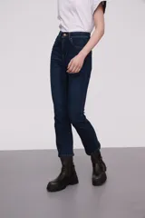 Pantalón de jean negro de talle alto y corte flare, con cinco bolsillos.