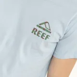 Remera celeste de algodón, corte clásico, con cuello redondo y manga corta. Estampado pequeño del logo de Reef en el pecho.
