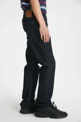 Pantalón de jean azul oscuro, corte recto, tiro alto y cinco bolsillos.