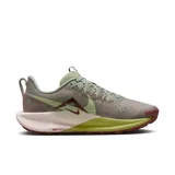 Championes de running Nike Reactx Pegasus Trail 5 para mujer, color verde oliva con detalles en rosa y blanco.