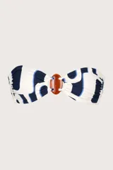 Top bandeau de traje de baño con estampado abstracto en blanco y azul, con aro central de carey.