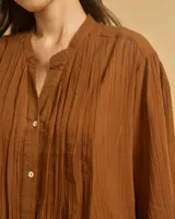 Camisa larga estilo vestido, color marrón, con cuello mao, mangas globo cortas y botones en la delantera.