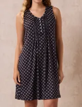 Camisón corto sin mangas, con estampado animal print, escote en V con botones y detalle plisado en el pecho.