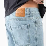 Pantalón jean celeste de corte recto.