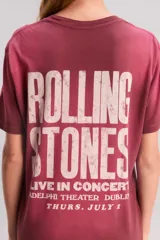 Remera color borgoña con estampado frontal del logo de la banda The Rolling Stones. Corte clásico, cuello redondo y mangas cortas.