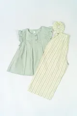 Conjunto de dos piezas color verde agua, compuesto por blusa sin mangas con volados en los hombros y pantalón largo con estampado de rayas verticales y cintura elástica. Incluye scrunchie a juego.