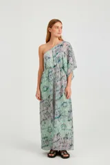 Vestido largo estampado, con escote asimétrico de un solo hombro y manga abullonada en el otro. Presenta cintura ajustada con elástico y caída ancha.