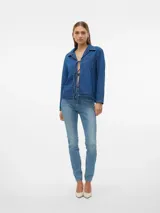 Camisa de denim azul con detalle de lazo frontal y corte holgado.