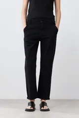 Pantalón chino negro de corte recto, con bolsillos laterales y traseros.