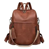 Mochila de eco cuero color marrón, con diseño estructurado y bolsillo frontal con cierre.