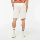 Bermudas deportivas color beige, de corte recto y largo hasta la rodilla. Confeccionadas en tejido de chándal suave y cómodo. Ideales para un look casual y relajado.