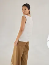Musculosa color crudo de lino, con escote en V y breteles con ribete gris.