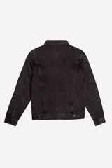 Campera de jean azul de corte clásico con bolsillos laterales y frontales, confeccionada en 100% algodón. Presenta logo en grifa de cuero.