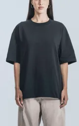 Remera negra de corte crop y calce oversize, con hombros caídos y cuello redondo.