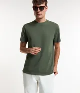 Remera verde militar de algodón con cuello redondo y mangas cortas.