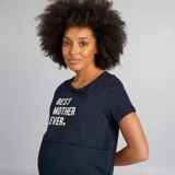 Camisón azul marino de corte recto, con mangas cortas y estampado frontal con la frase "Best Mother Ever". Cuenta con abertura frontal para facilitar la lactancia.