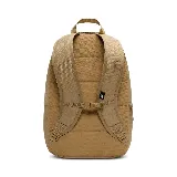 Mochila Nike Heritage Eugene color beige con logo blanco estampado en el frente. Cuenta con un compartimento principal con cierre de doble cremallera, un bolsillo frontal con cierre y un bolsillo lateral abierto. Tiene correas acolchadas ajustables y asa de mano en la parte superior.