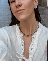 Collar regulable de bronce macizo con cuentas de piedra natural de cuarzo lima y jaspe rojo, y un dije central de labradorita.