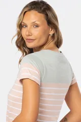Remera de manga corta con cuello redondo, con rayas horizontales en color celeste y blanco en la parte superior y color azul en la parte inferior.
