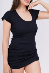 Vestido corto negro de punto, con escote redondo, mangas cortas y cordones ajustables en los laterales.