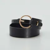 Cinturón ancho negro liso con hebilla dorada, ideal para definir la cintura.