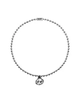 Collar de cadena de bolitas plateadas con dije ovalado calado con dos estrellas en su interior.