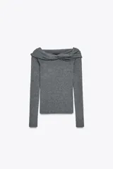 Jersey gris de punto con escote recto con vuelta y nudo delantero, hombros descubiertos y manga larga.