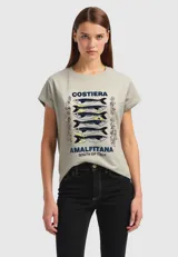 Remera color gris con estampado de peces y texto "Costiera Amalfitana South of Italy", de manga corta, cuello redondo y corte holgado.