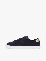 Zapatillas Tommy Hilfiger de lona azul marino con suela blanca de goma y talón dorado metalizado.
