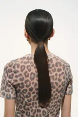 Remera corta de punto fino con estampado de leopardo, cuello redondo y mangas cortas.