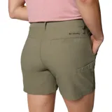 Short color verde oliva, con tecnología Omni-Shield™ repelente al agua y a las manchas, trabillas para cinturón, bolsillos para las manos, bolsillo de seguridad con cremallera, bolsillo posterior con cierre de velcro, detalle de refuerzo, trabilla multiusos, tiro medio y bolsillo sin cierre.
