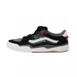Zapatillas Vans Skate Wayvee 2.0, color negro, gris y blanco con detalles en rojo. Zapatillas de skate con suela de goma y logo de Vans en el talón y la lengüeta.