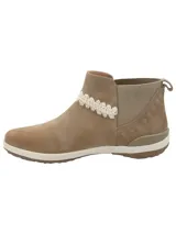 Botín de cuero color beige, con elásticos laterales, bordados y diseños en la capellada. Suela con tecnología Honey Foam de RKF.