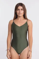 Malla de una pieza color verde oliva, con escote en V y tirantes finos ajustables con argollas metálicas.