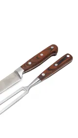 Juego de trinchar compuesto por cuchilla y pincho. Acero y mango de madera premium. Estuche en caja magnética.