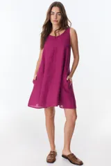 Vestido corto fucsia de lino, corte suelto, sin mangas y con bolsillos laterales.