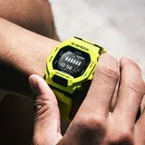 Reloj digital Casio G-Shock modelo GBD200-9DR, con caja y correa de resina color verde lima. Cuenta con funciones de podómetro, conectividad Bluetooth y resistencia al agua 200m.