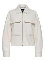Chaqueta corta color crema con cuello clásico, cierre frontal con cremallera, bolsillos de parche en el pecho y puños con botón.