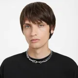 Collar plateado con cadena de eslabones y tres apliques rectangulares con cristales incrustados.