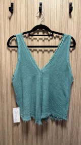 Musculosa color verde agua, con escote en V y terminaciones desflecadas.