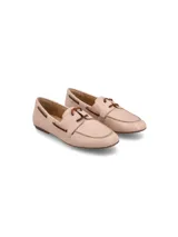 Mocasín náutico color marrón claro, confeccionado en 100% cuero, con cordones delgados en la parte superior y ojales metálicos en los laterales.