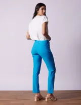 Pantalón de gabardina elastizada color coral, marca Tahari. Corte slim, pretina con pasadores, cierre y broche interno. Delantera y trasera con bolsillos.