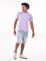 Remera lisa color lila de corte regular.