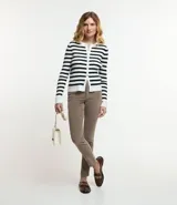 Pantalón skinny de terciopelo cotelê color marrón, con cintura mediana, bolsillos delanteros y traseros, cierre por botón y cremallera.