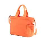 Bolso tipo tote color naranja, con doble asa de mano y correa bandolera regulable. Tiene cierre superior, bolsillo frontal con cierre y bolsillos laterales abiertos. Interior forrado con un compartimento, un bolsillo con cierre y dos bolsillos abiertos.