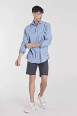 Camisa celeste de denim de manga larga.