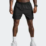 Short deportivo negro con cintura elástica y cordón interno, bolsillos laterales y bolsillo trasero con cierre.