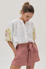 Short de lino color rosa con cintura elastizada y lazo para atar.