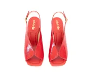 Zapato de charol rojo con punta cuadrada, escote en el empeine, tira trasera con hebilla y taco cuadrado.