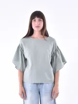 Blusa de corte amplio color verde, con mangas de volantes y diseño holgado.